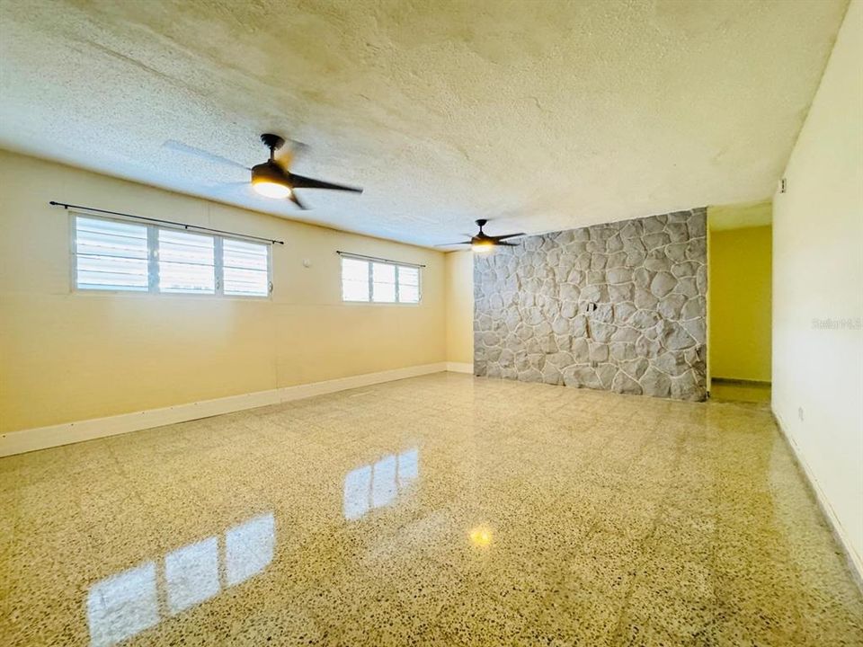 В аренду: $950 (2 спален, 1 ванн, 890 Квадратных фут)