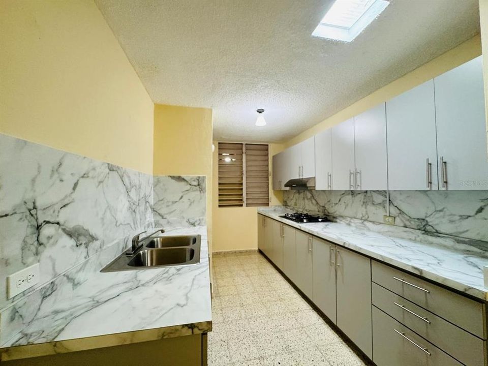 В аренду: $950 (2 спален, 1 ванн, 890 Квадратных фут)