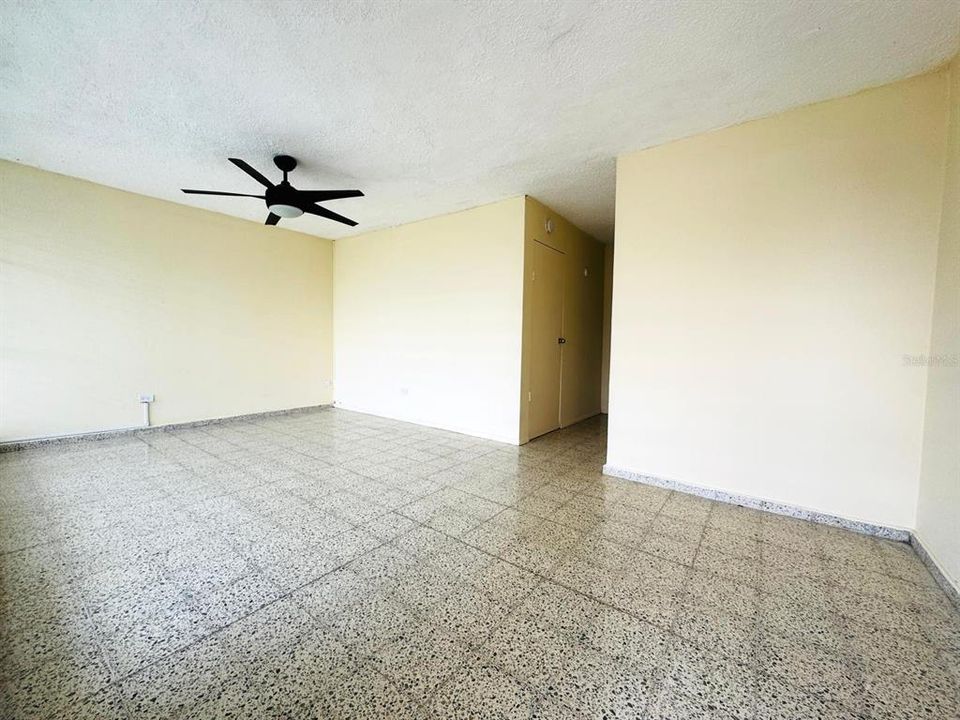 В аренду: $950 (2 спален, 1 ванн, 890 Квадратных фут)