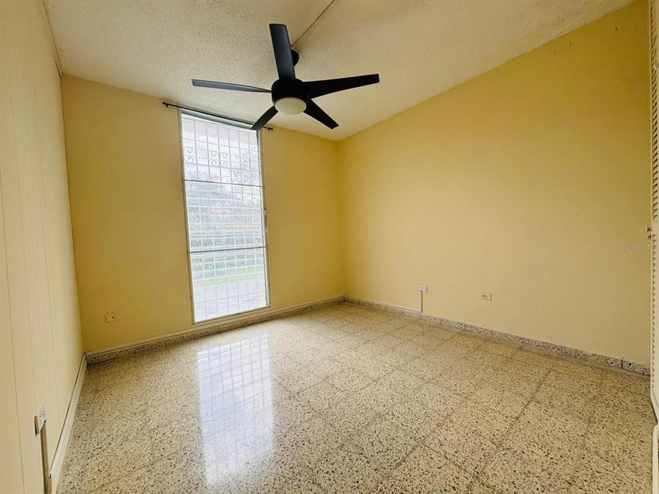 В аренду: $950 (2 спален, 1 ванн, 890 Квадратных фут)