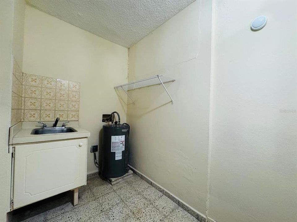 В аренду: $950 (2 спален, 1 ванн, 890 Квадратных фут)