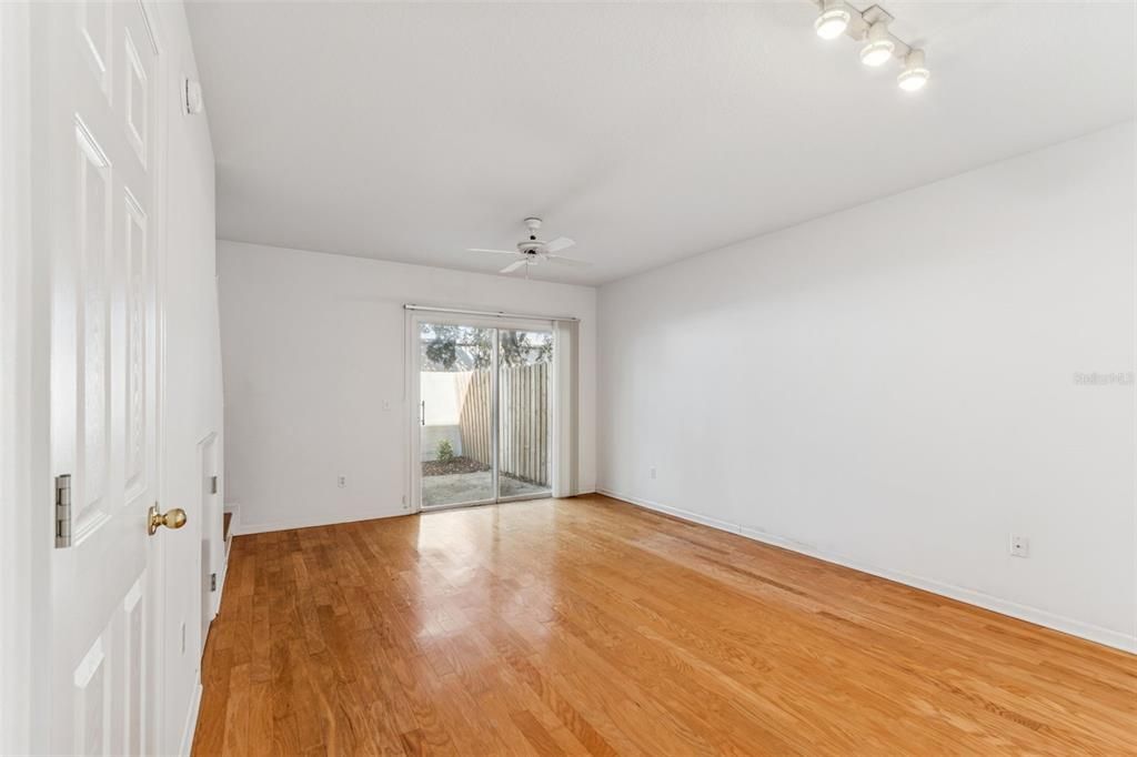 待售: $325,000 (2 贝兹, 2 浴室, 1274 平方英尺)