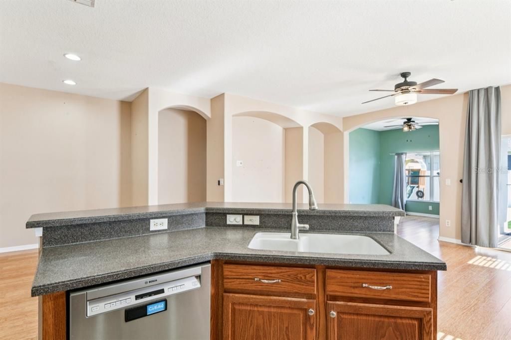 For Sale: $375,000 (4 beds, 2 baths, 1938 Square Feet)