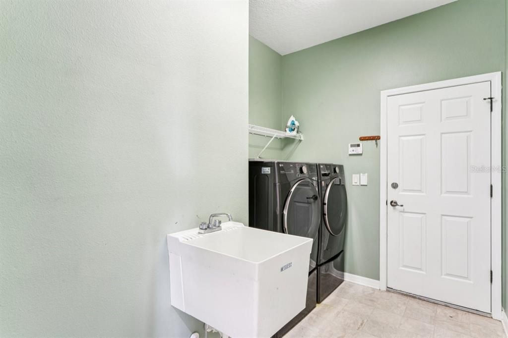 For Sale: $375,000 (4 beds, 2 baths, 1938 Square Feet)