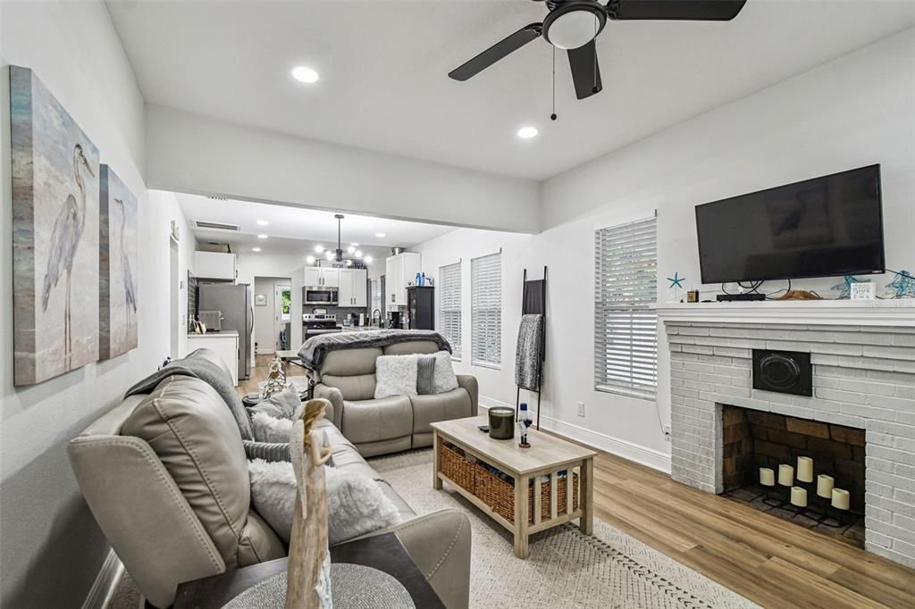 En Venta: $355,000 (3 camas, 2 baños, 1104 Pies cuadrados)