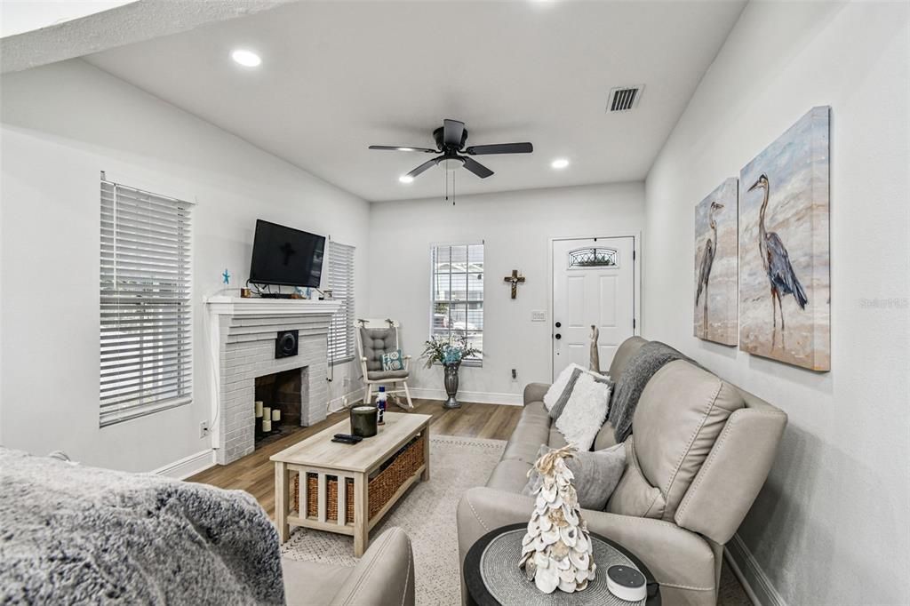 En Venta: $355,000 (3 camas, 2 baños, 1104 Pies cuadrados)