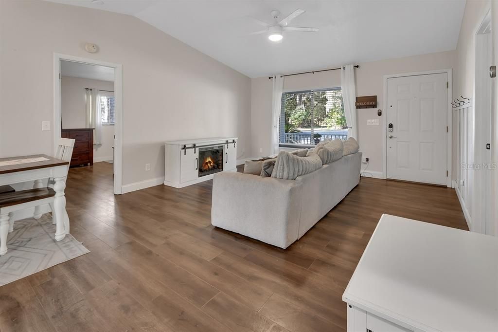 待售: $224,900 (2 贝兹, 2 浴室, 888 平方英尺)