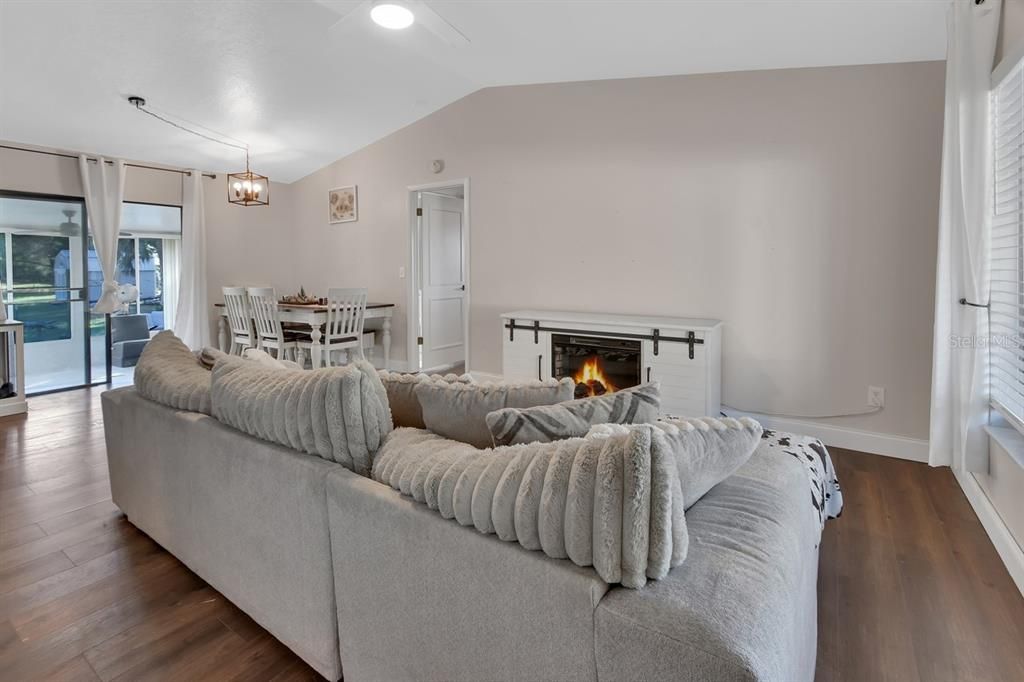 待售: $224,900 (2 贝兹, 2 浴室, 888 平方英尺)