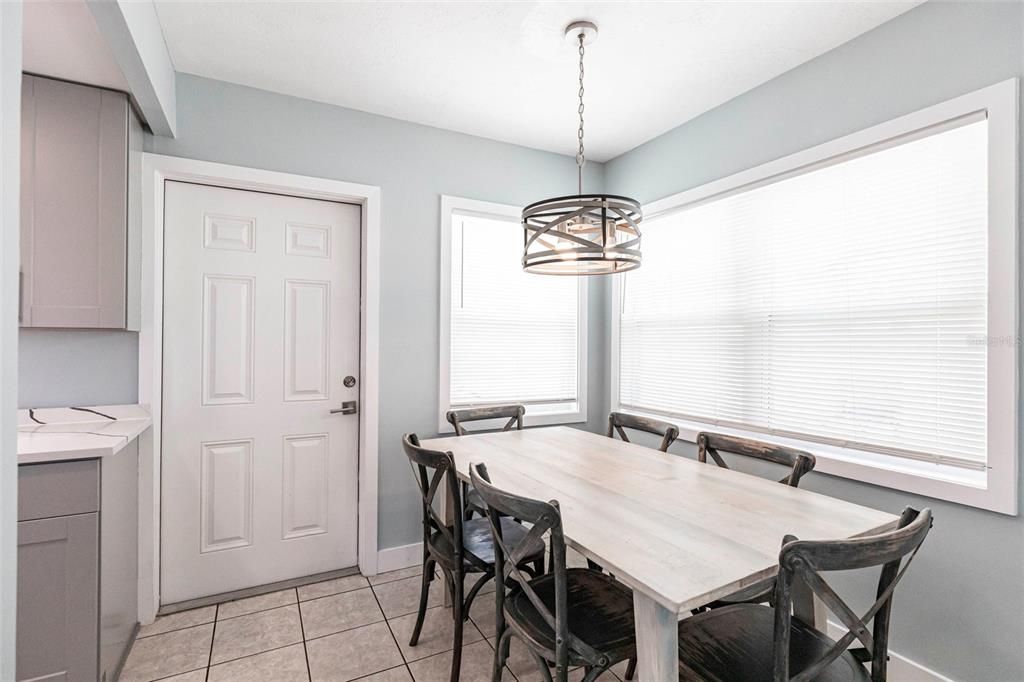 待售: $675,000 (2 贝兹, 1 浴室, 834 平方英尺)