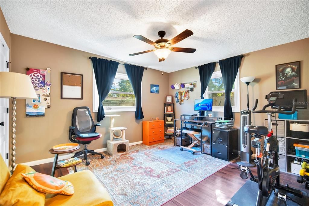 待售: $275,000 (3 贝兹, 1 浴室, 1232 平方英尺)