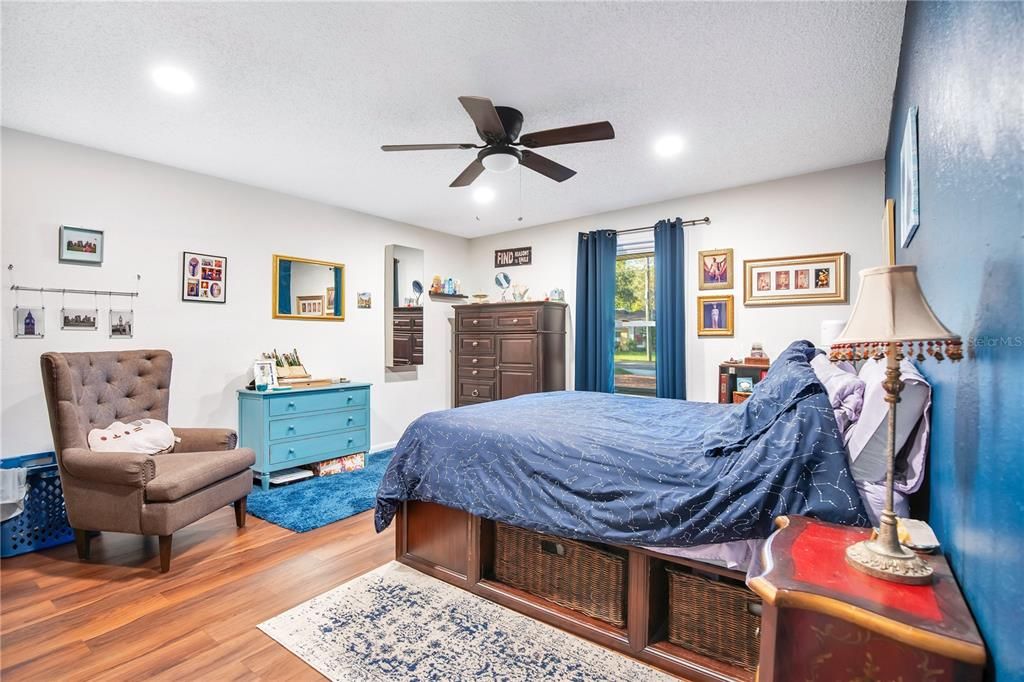 待售: $275,000 (3 贝兹, 1 浴室, 1232 平方英尺)