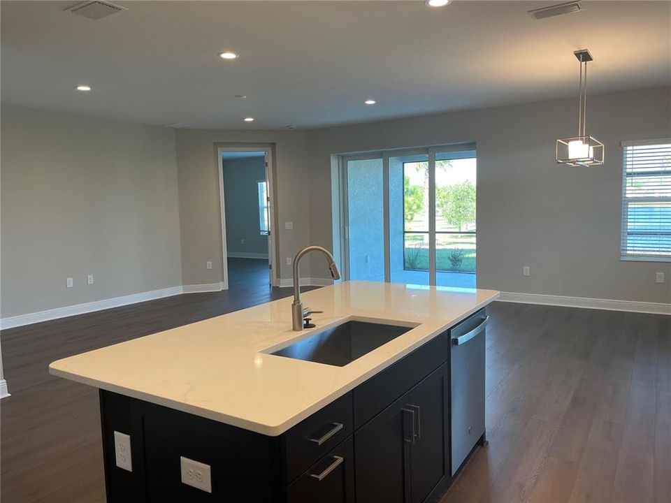 出租: $4,200 (5 贝兹, 4 浴室, 3019 平方英尺)