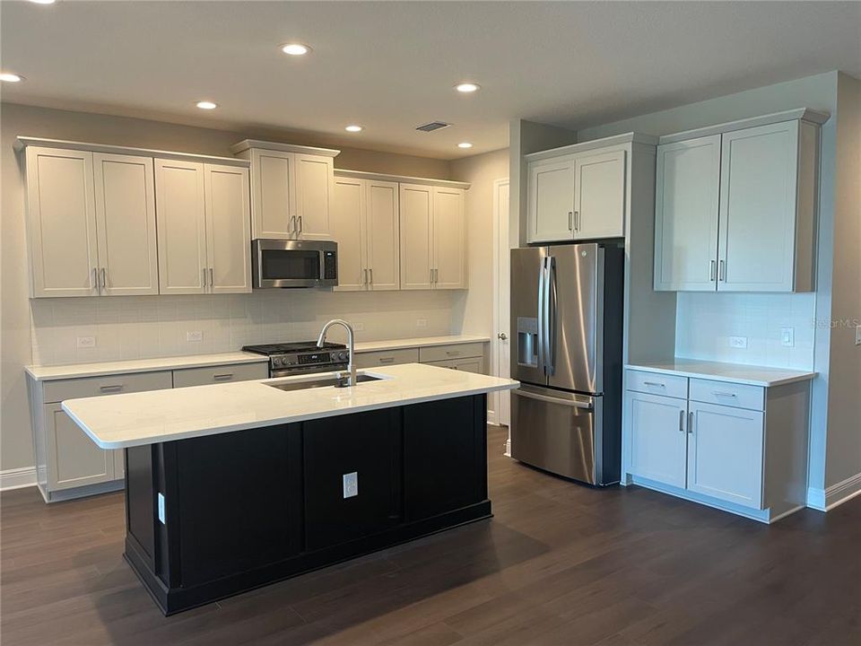 出租: $4,200 (5 贝兹, 4 浴室, 3019 平方英尺)