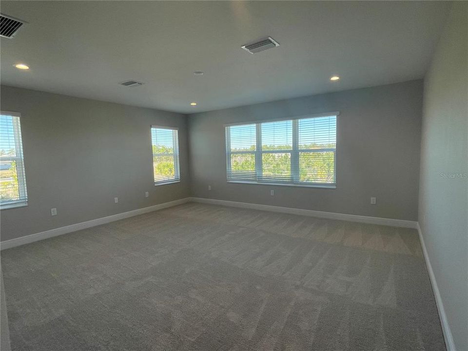 出租: $4,200 (5 贝兹, 4 浴室, 3019 平方英尺)