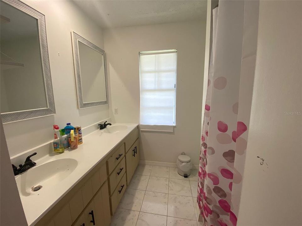 En Renta: $3,000 (5 camas, 4 baños, 3012 Pies cuadrados)