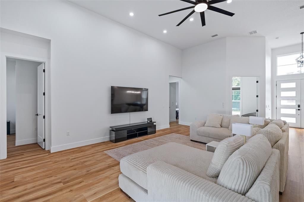 En Venta: $650,000 (4 camas, 3 baños, 2495 Pies cuadrados)