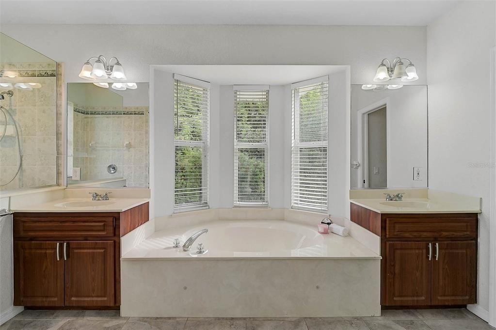 待售: $650,000 (3 贝兹, 2 浴室, 2107 平方英尺)