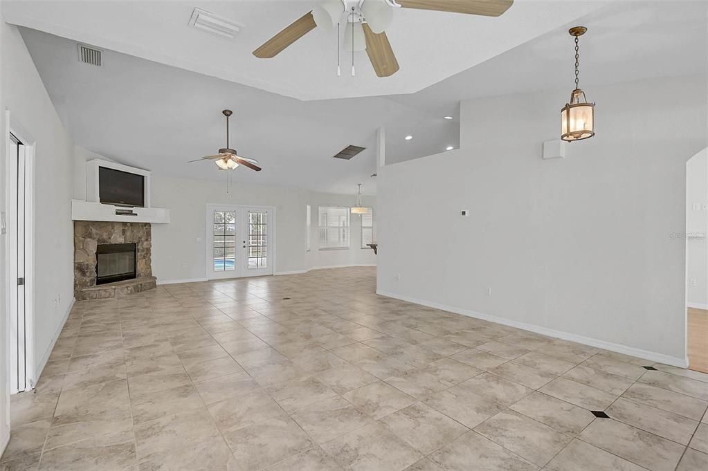 待售: $650,000 (3 贝兹, 2 浴室, 2107 平方英尺)