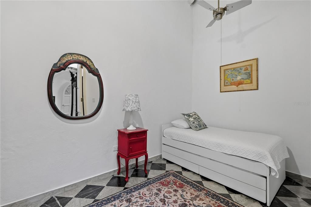 В аренду: $7,000 (2 спален, 2 ванн, 1900 Квадратных фут)