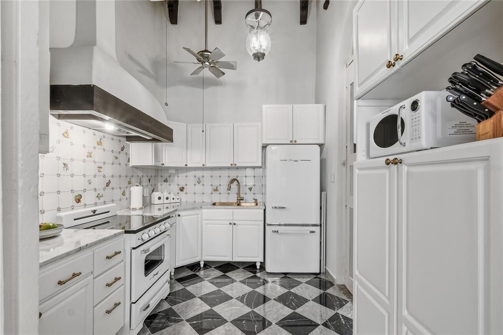 В аренду: $7,000 (2 спален, 2 ванн, 1900 Квадратных фут)