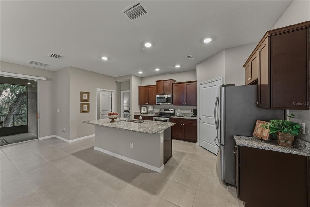 For Sale: $399,000 (2 beds, 2 baths, 1822 Square Feet)