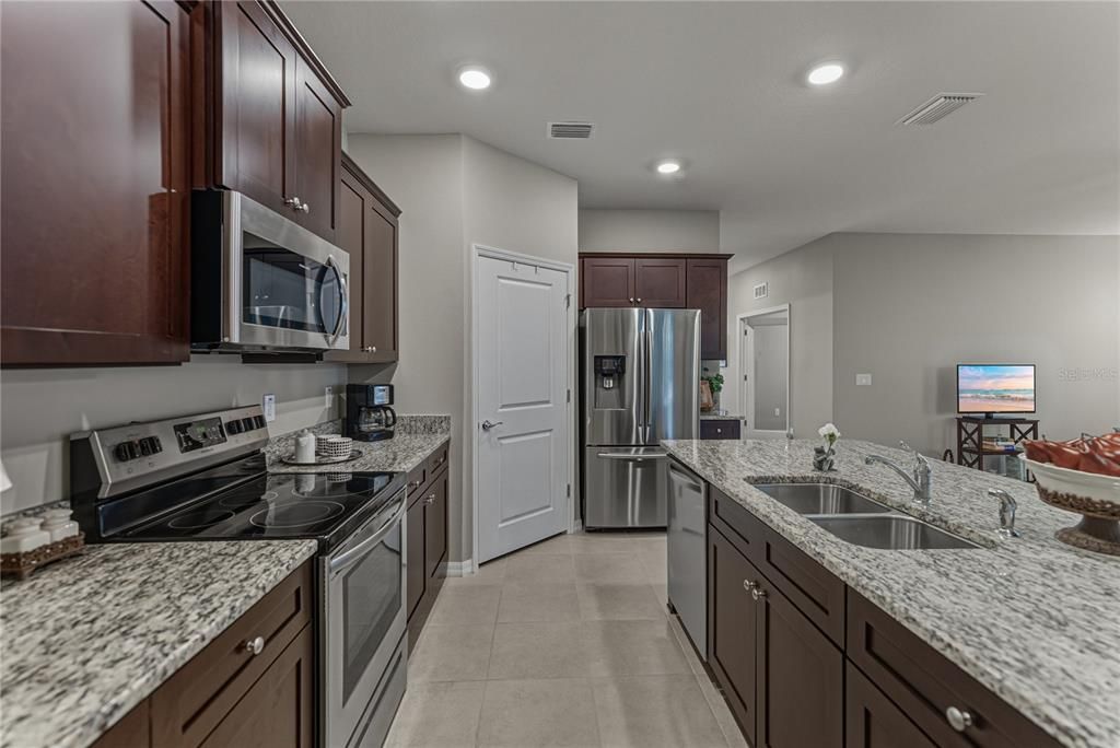 For Sale: $399,000 (2 beds, 2 baths, 1822 Square Feet)