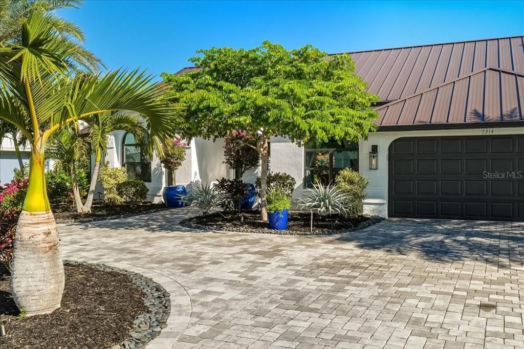 For Sale: $549,000 (3 beds, 2 baths, 2096 Square Feet)