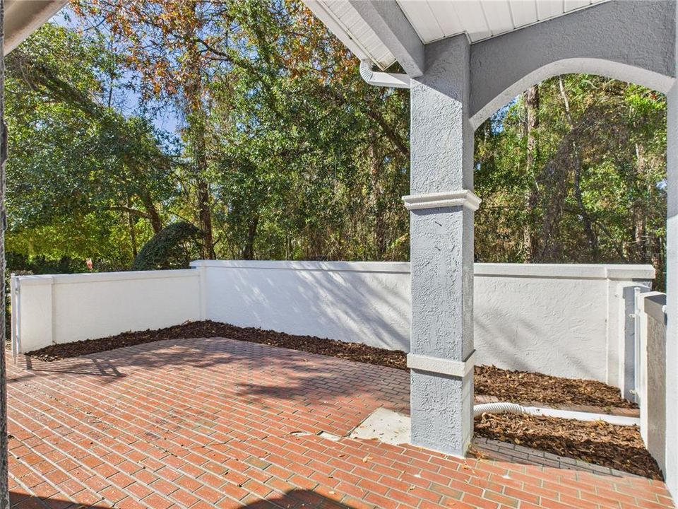 For Sale: $209,000 (2 beds, 2 baths, 1326 Square Feet)