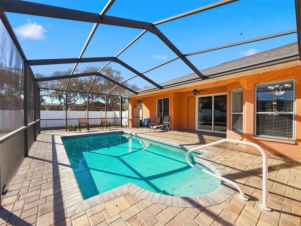 En Venta: $450,000 (3 camas, 2 baños, 2003 Pies cuadrados)