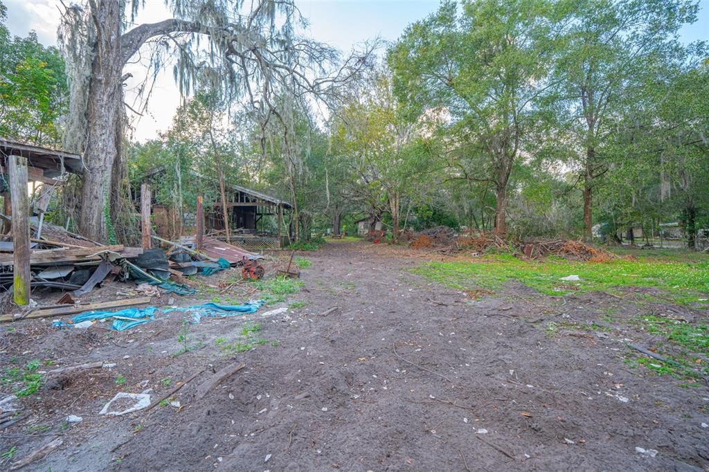 待售: $299,900 (1.48 acres)