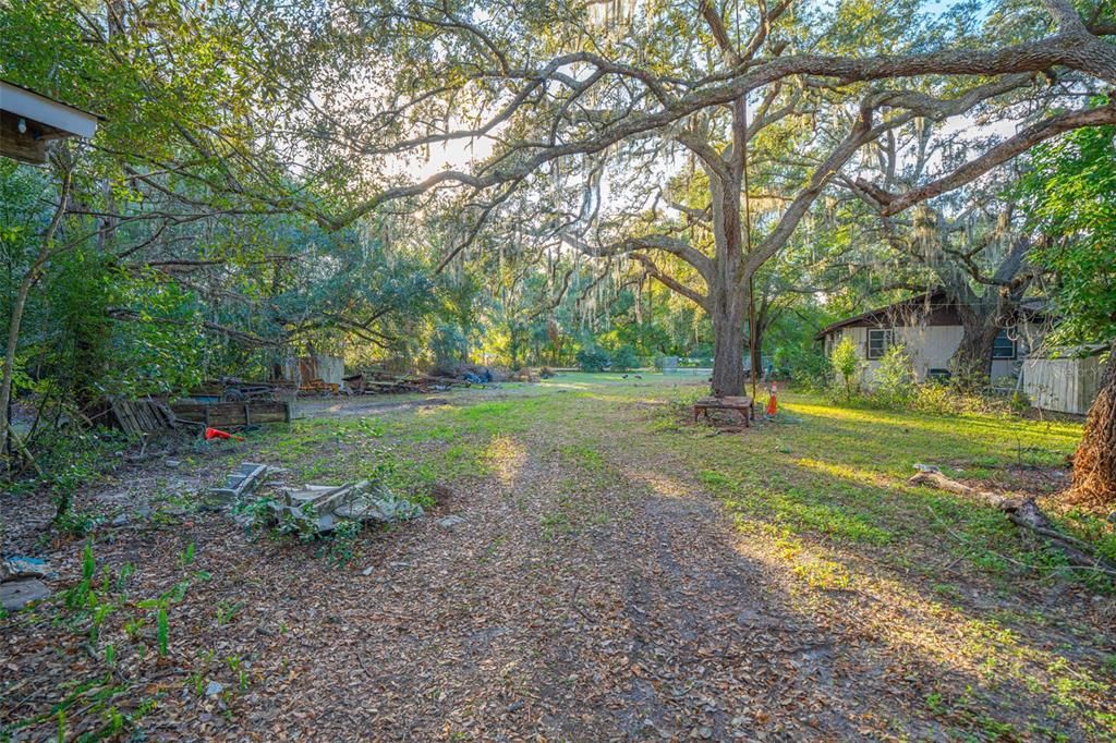 待售: $299,900 (1.48 acres)