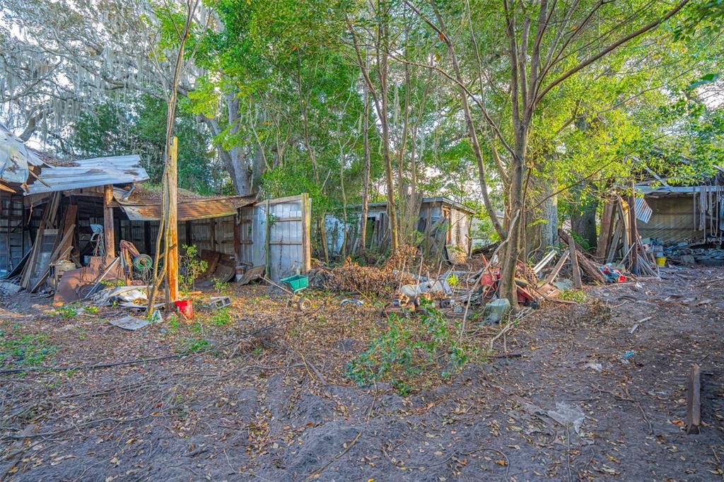 待售: $299,900 (1.48 acres)