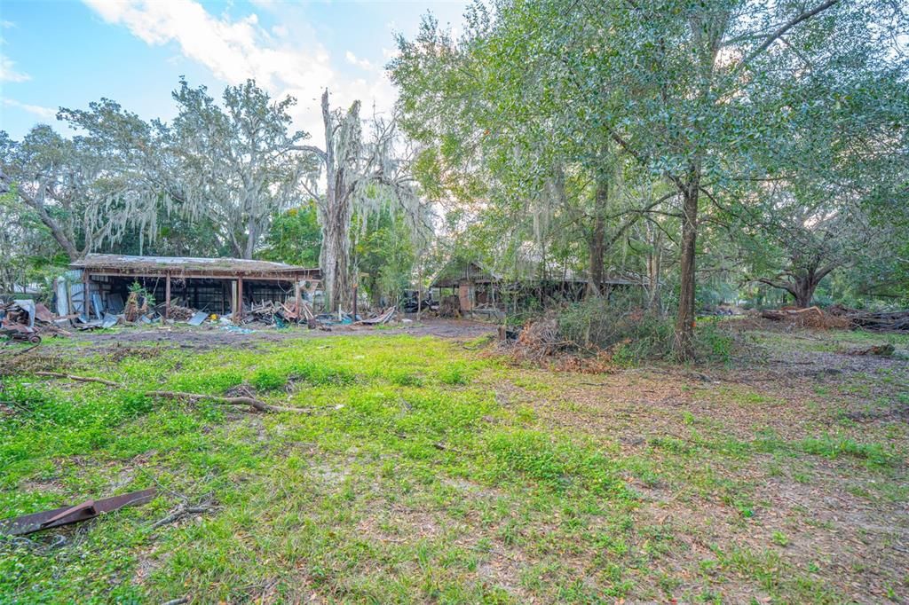 待售: $299,900 (1.48 acres)