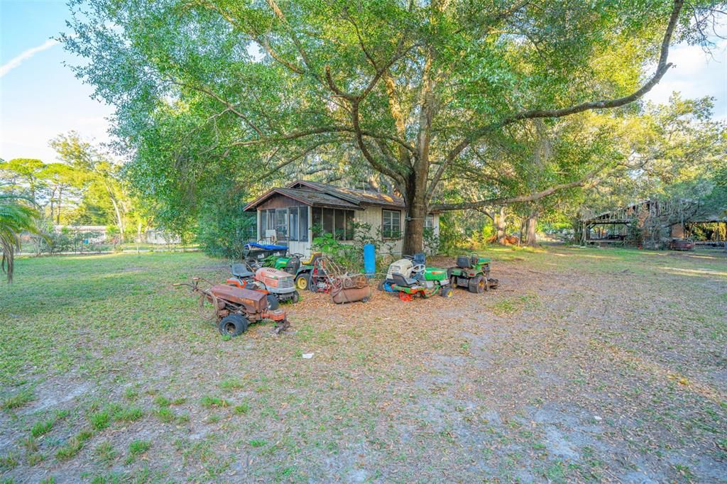 待售: $299,900 (1.48 acres)