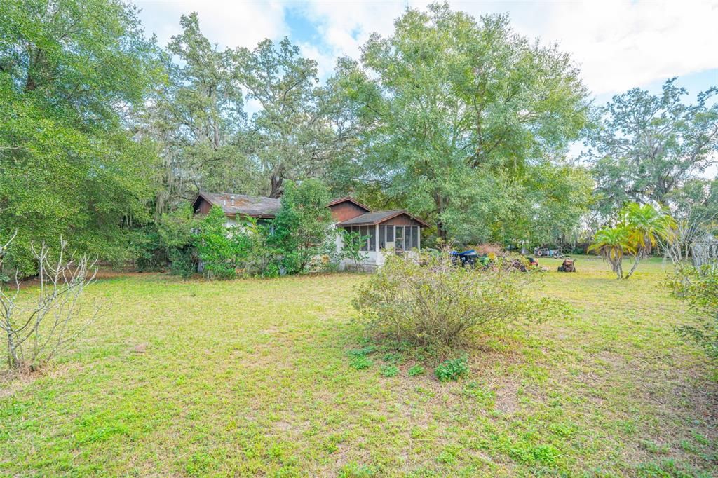 待售: $299,900 (1.48 acres)