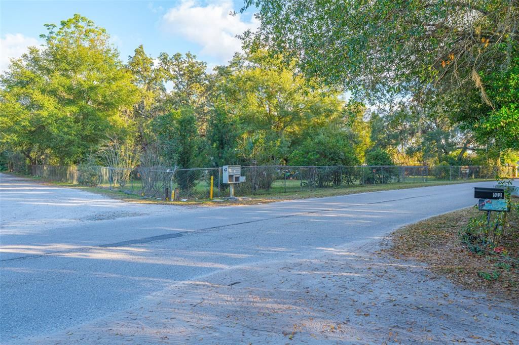 待售: $299,900 (1.48 acres)