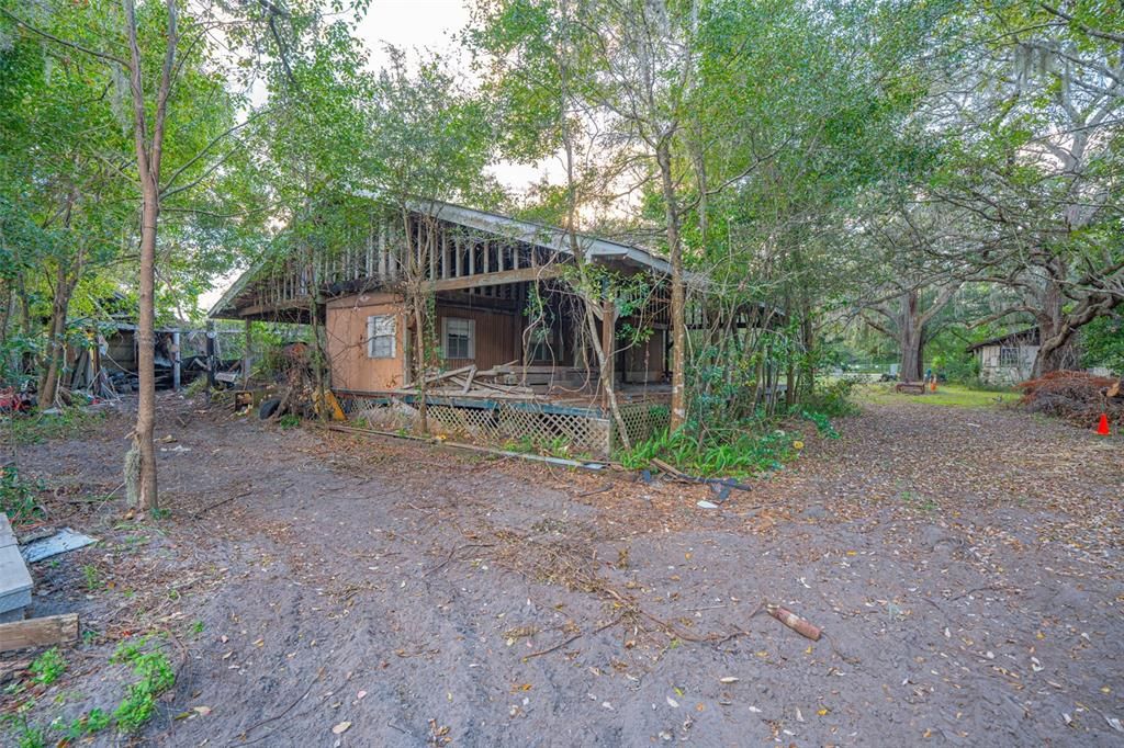 待售: $299,900 (1.48 acres)