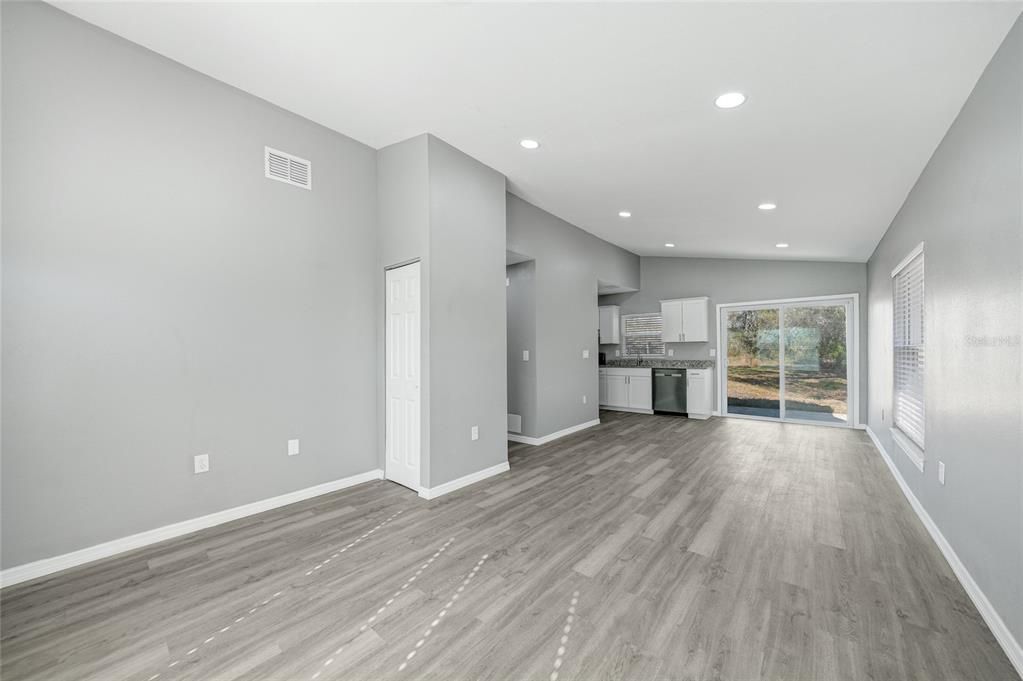 For Sale: $215,500 (3 beds, 1 baths, 952 Square Feet)