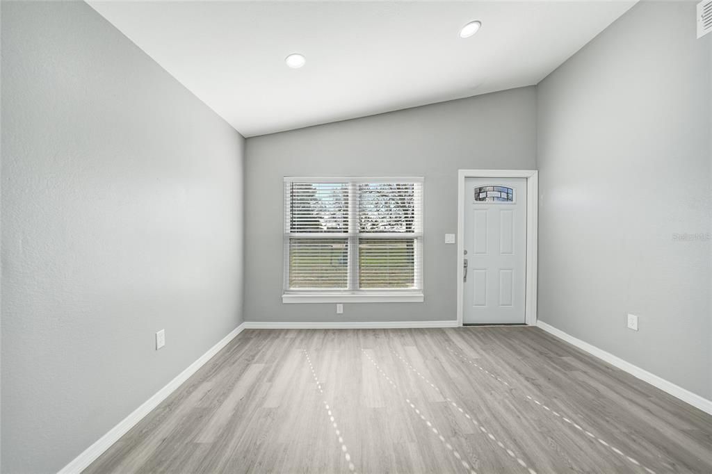 For Sale: $215,500 (3 beds, 1 baths, 952 Square Feet)