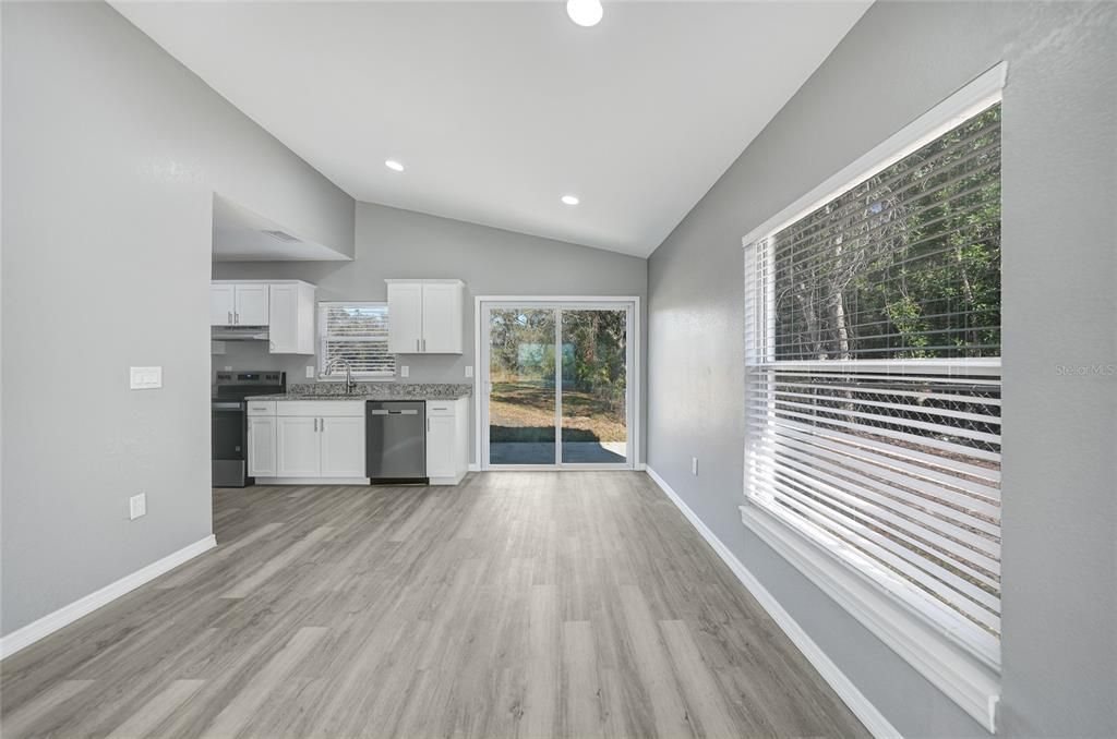 For Sale: $215,500 (3 beds, 1 baths, 952 Square Feet)