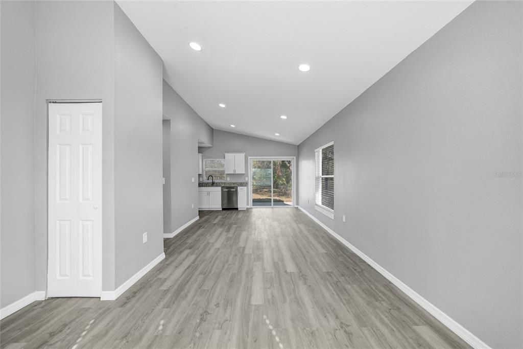 For Sale: $215,500 (3 beds, 1 baths, 952 Square Feet)