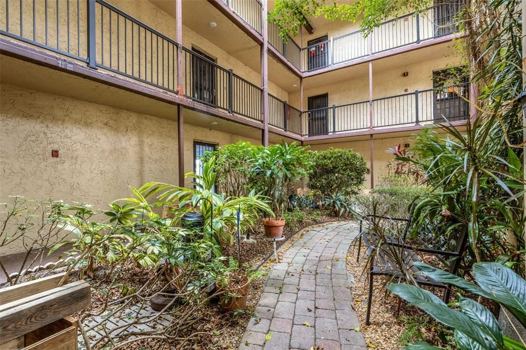 待售: $125,000 (2 贝兹, 2 浴室, 1099 平方英尺)