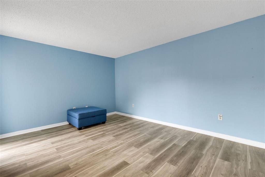 待售: $125,000 (2 贝兹, 2 浴室, 1099 平方英尺)