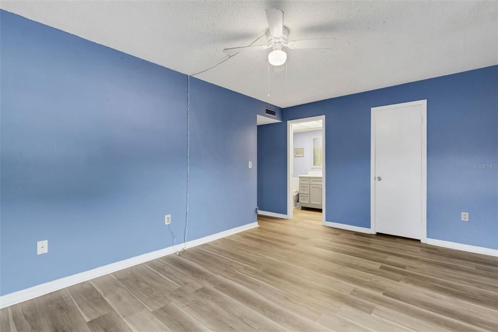 待售: $125,000 (2 贝兹, 2 浴室, 1099 平方英尺)