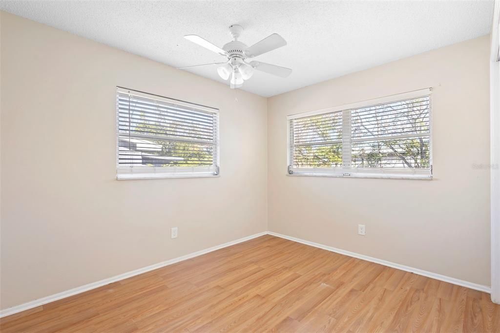 待售: $240,000 (2 贝兹, 1 浴室, 864 平方英尺)