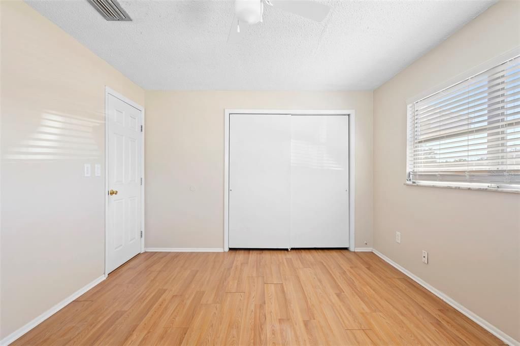 待售: $240,000 (2 贝兹, 1 浴室, 864 平方英尺)