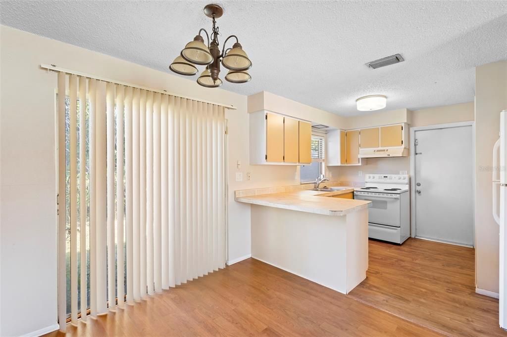 待售: $240,000 (2 贝兹, 1 浴室, 864 平方英尺)