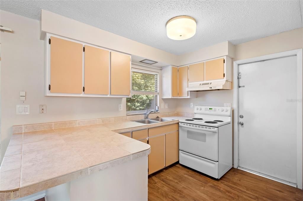 待售: $240,000 (2 贝兹, 1 浴室, 864 平方英尺)