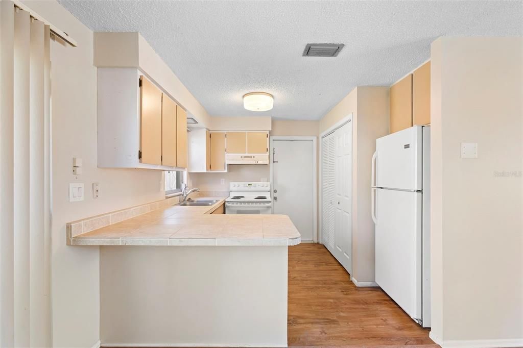 待售: $240,000 (2 贝兹, 1 浴室, 864 平方英尺)