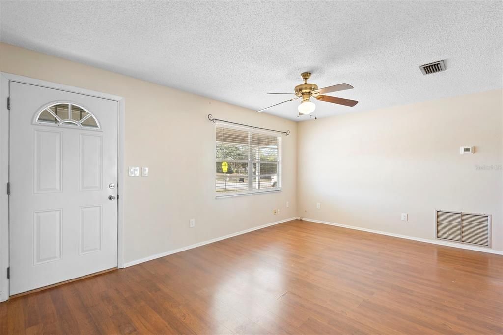 待售: $240,000 (2 贝兹, 1 浴室, 864 平方英尺)